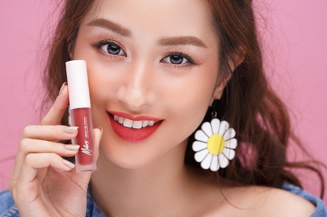 Sử dụng son môi để trông tươi tắn